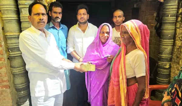 अजय निषाद के निधन के बाद परिवार से मिले विधायक, बच्चों की शादी में मदद का भरोसा